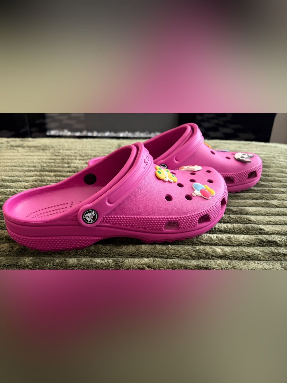 CROCS Women’s Classic Clogs Hot Pink Size 10 NWOT w/ Jibbitz Charms - Picture 2 of 4